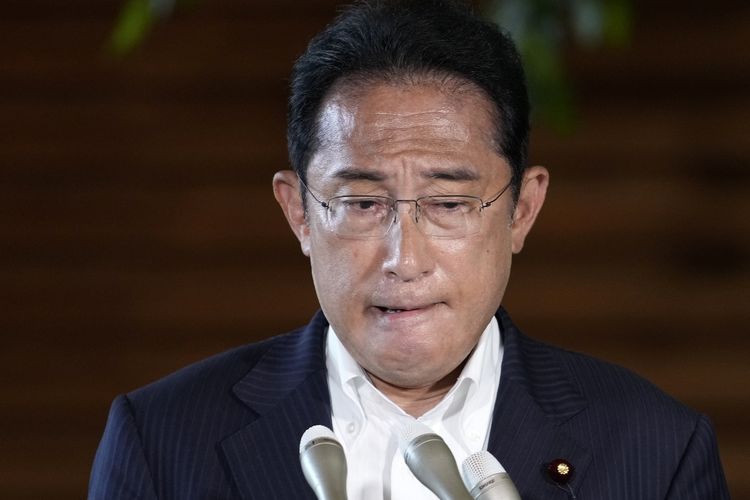 Perdana Menteri Jepang Fumio Kishida ketika berbicara kepada media di rumah dinas tentang insiden Shinzo Abe mantan PM Jepang ditembak pada Jumat (8/7/2022). Shinzo Abe tewas ditembak saat berpidato dalam kampenye di kota Nara.