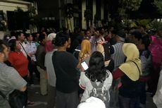 Rabu Malam, Wali Murid Masih Bertahan di Kantor Dinas Pendidikan Surabaya 