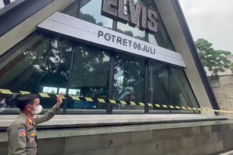 Petugas Satpol PP Kota Bogor menyegel Elvis Cafe and Resto eks Holywings karena kedapatan menjual minuman beralkohol di atas lima persen, Sabtu (25/6/2022).