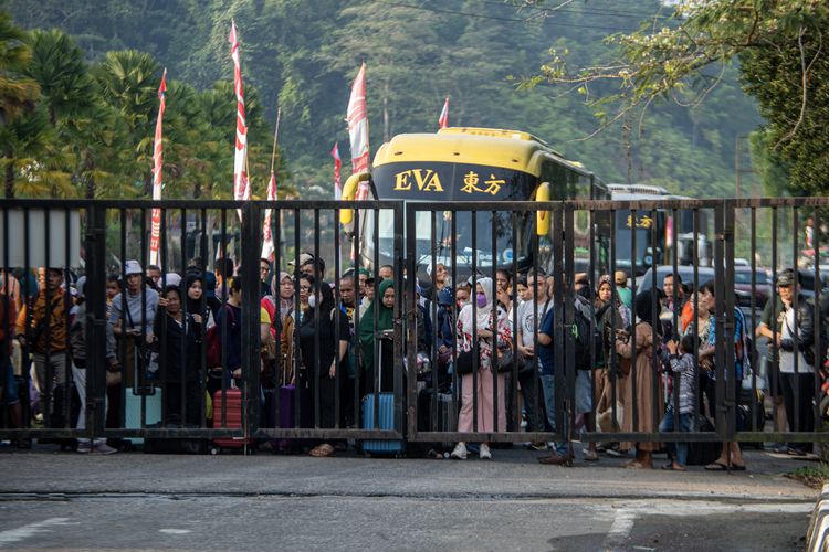 Sejumlah pelintas batas menunggu gerbang Pos Lintas Batas Negara (PLBN) Entikong dibuka di Kabupaten Sanggau, Kalimantan Barat, Senin (14/8/2023). Berdasarkan data dari Kantor Imigrasi Kelas II TPI Entikong, rata-rata jumlah pelaku perjalanan luar negeri yang masuk ke Indonesia melalui perbatasan di hari Senin-Kamis sebanyak 532 orang dan 689 orang yang keluar ke Malaysia, sedangkan jumlah pelaku perjalanan luar negeri yang masuk ke Indonesia melalui perbatasan di hari Jumat-Sabtu sebanyak 646 orang dan 700 orang yang keluar ke Malaysia. 