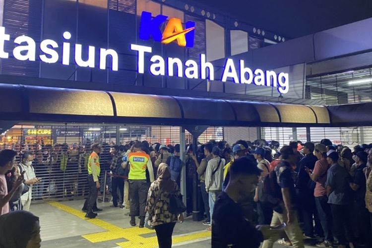 Penumpukan penumpang kereta rel listrik (KRL) terjadi di Stasiun Tanah Abang, Jakarta Pusat, pada Jumat (1/3/2024) malam. 