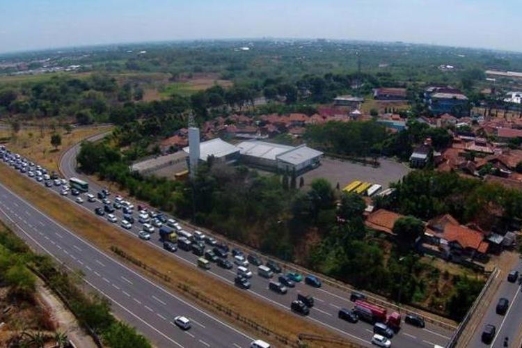 Arus mudik kendaraan dua hari menjelang Idul Fitri di ruas tol pantura (Cipali dan Palikanci), Jawa Barat, tersendat sepanjang 42 kilometer, Rabu (15/7/2015). Arus kendaraan terpantau tersendat dari Ciperna (Tol Palikanci) kilometer 205 hingga Majalengka (Tol Cipali) kilometer 163. 