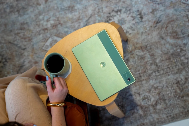 Tampilan belakang Moto Pad (2026) dengan desain bodi metal. Tablet ini hadir dengan satu-satunya pilihan warna, yaitu Pantone Bronze Green.
