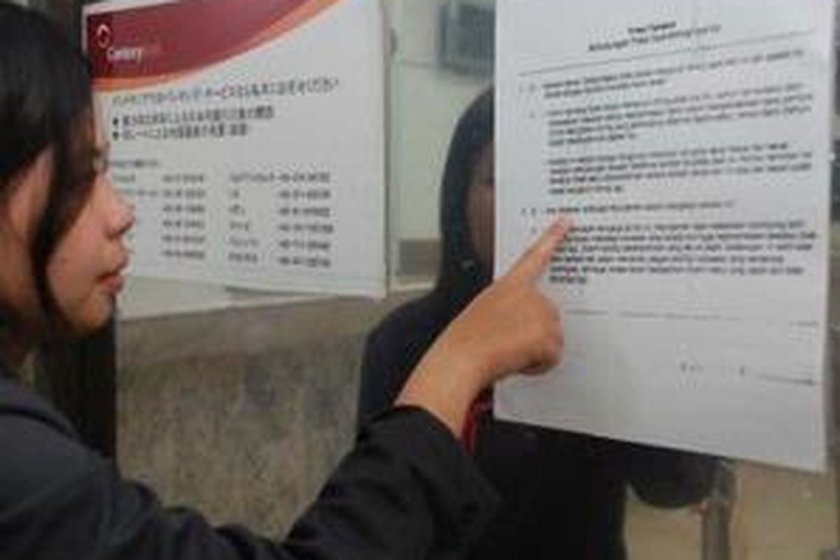 Seorang nasabah Bakn Century memperhatikan pengumuman sehubungan tidak ikut kliring.