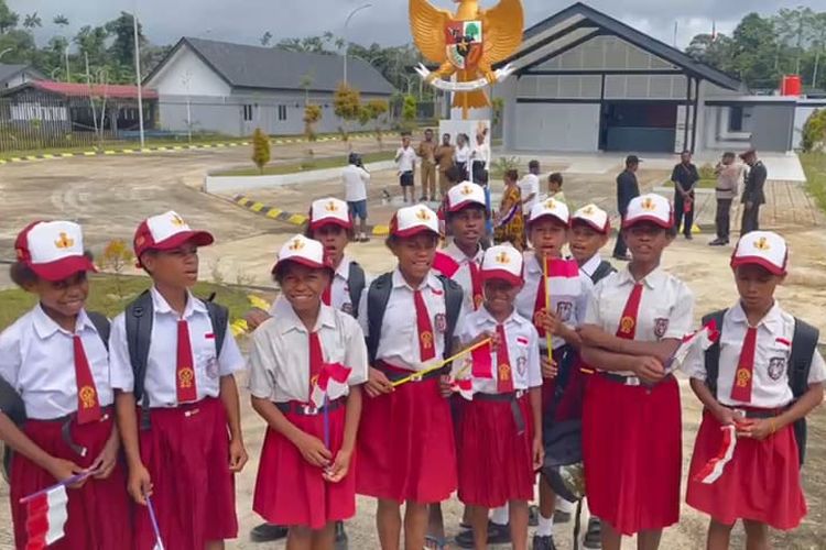 Sejumlah siswa SD berkumpul di dekat Patung Garuda yang menghadap ke arah Papua Nugini di PLBN Yetetkun, Boven Digoel, Papua Selatan, Kamis (17/8/2023).