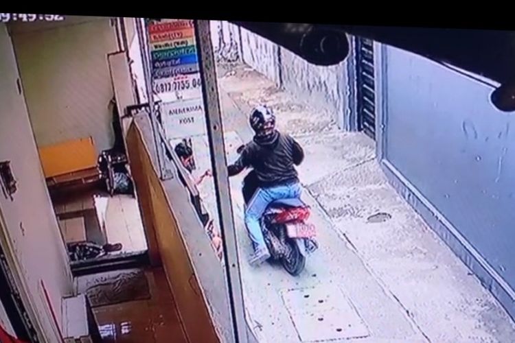 Tangkapan layar video CCTV yang merekam aksi penjambretan pemotor terhadap seorang anak yang sedang bermain handphone di depan rumahnya di Kota Tegal, Jawa Tengah, Rabu (5/5/2021). (Istimewa)