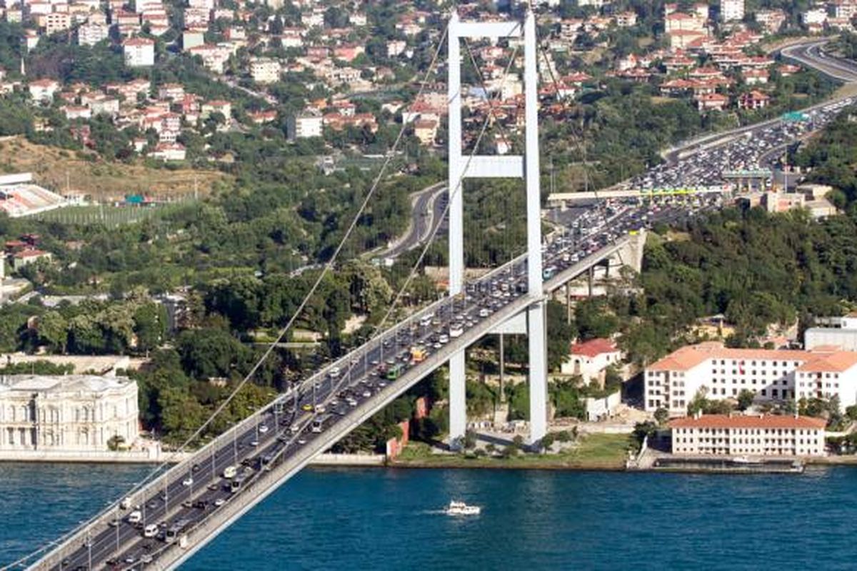 Jembatan Bosphorus, Istanbul, Turki. Jembatan ini adalah penyambung antara benua Asia dan Eropa. Setiap pagi dan malam hari saat hari kerja, 6 jalurnya menjadi jalan tempat orang menyetir untuk berangkat dan pulang bekerja. 