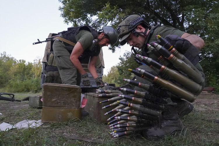 Prajurit Ukraina mempersiapkan senjata mereka untuk menembak posisi Rusia di wilayah Kharkiv, Ukraina, Rabu pagi, 24 Agustus 2022. 