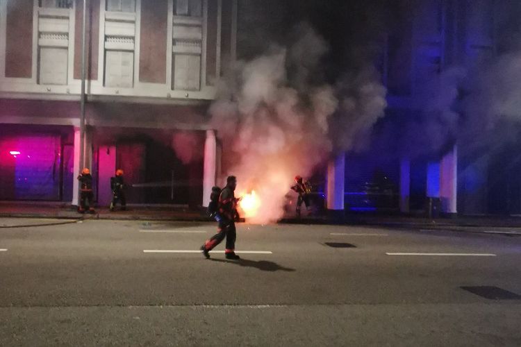 Petugas pemadam kebakaran Singapura berusaha memadamkan kobaran api dahsyat dari mobil sedan BMW M4 Coupe yang menabrak rumah toko dan meledak terbakar di Jalan Tanjong Pagar Nomor 37 pada 13 Februari 2021