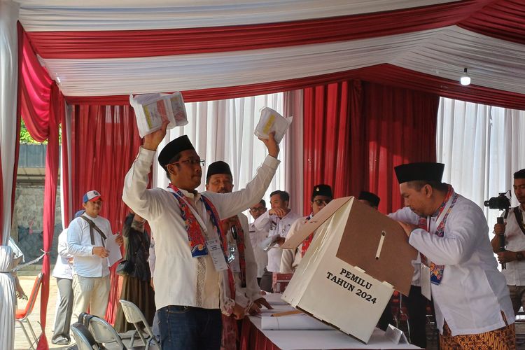 Petugas KPPS menunjukkan surat suara Pemilu 2024 yang masih tersegel saat Simulasi Pemungutan dan Penghitungan Suara Pemilu 2024, Senin (18/12/2023) di kantor KPU Jakarta Timur.