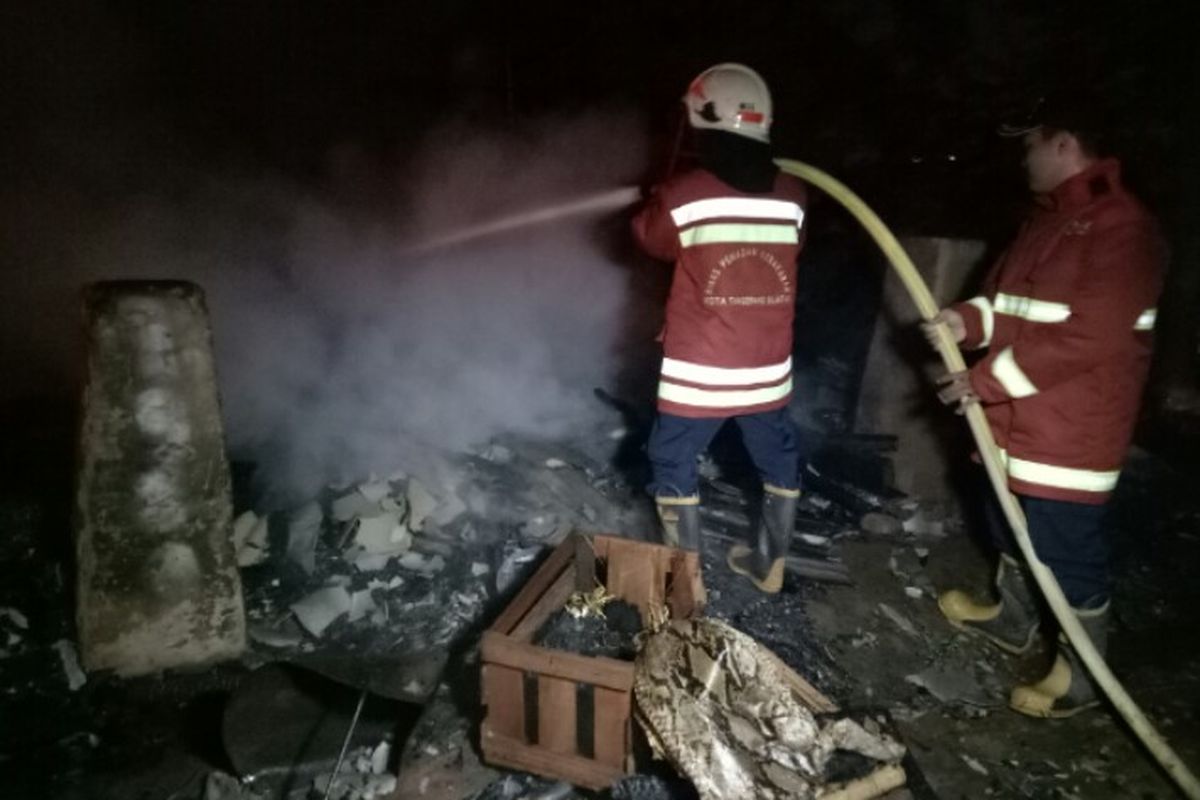 Sebuah rumah tinggal semi permanen yang berlokasi di Jalan Kavling Serpong RT 01 RW 04, Kelurahan Serpong, Kecamatan Serpong, Tangerang Selatan, Rabu (18/2/2020), terbakar. Diduga kebakaran tersebut akibat korsleting listrik. 