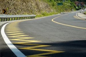 Ternyata Ini Fungsi Marka Zigzag Kuning di Tepi Jalan