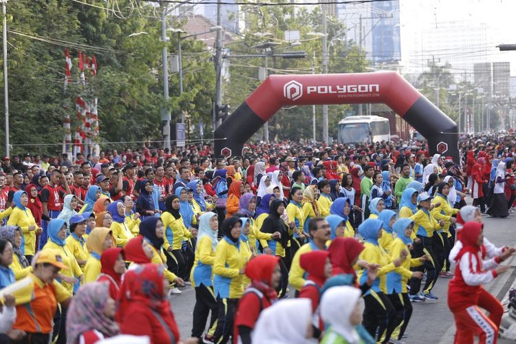 Ribuan masyarakat Kota Semarang mengikuti senam poco-poco di halaman Balai Kota Semarang, Minggu (5/8/2018).