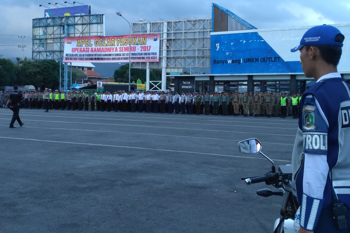 Kepolisian memperkirakan 1,6 juta pemudik akan melintasi Pelabuhan Ketapang, Banyuwangi. Mulai Senin (19/6) hingga Selasa (4/7), Operasi Ramadhniya Semeru 2017 akan digelar untuk mengamankan pemudik