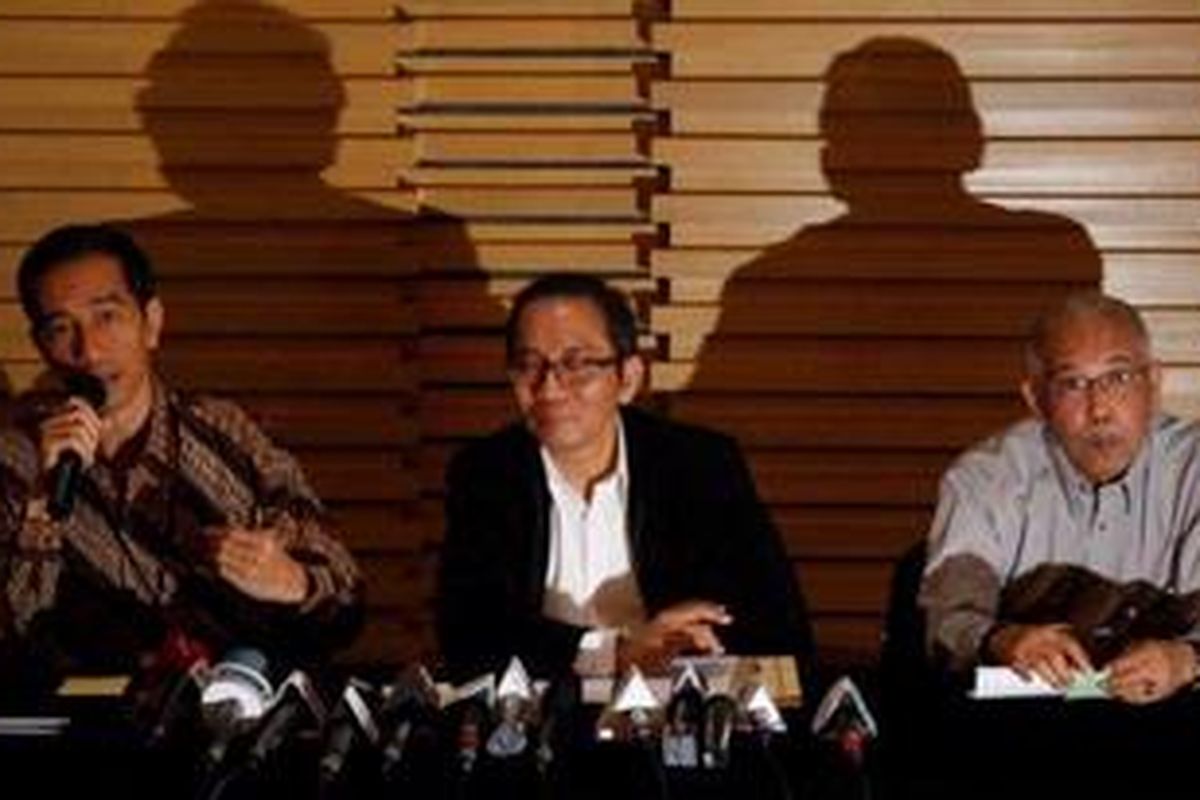 Gubernur DKI Jakarta Joko Widodo (kiri) didampingi Wakil Ketua Komisi Pemberantasan Korupsi (KPK) Adnan Pandu Praja (tengah) saat mengunjungi gedung KPK, Jalan HR Rasuna Said, Kuningan, Jakarta Selatan, Selasa (27/11/2012). Kunjungan ini untuk membicarakan program pencegahan praktik korupsi di tubuh Pemerintah Provinsi DKI Jakarta.  