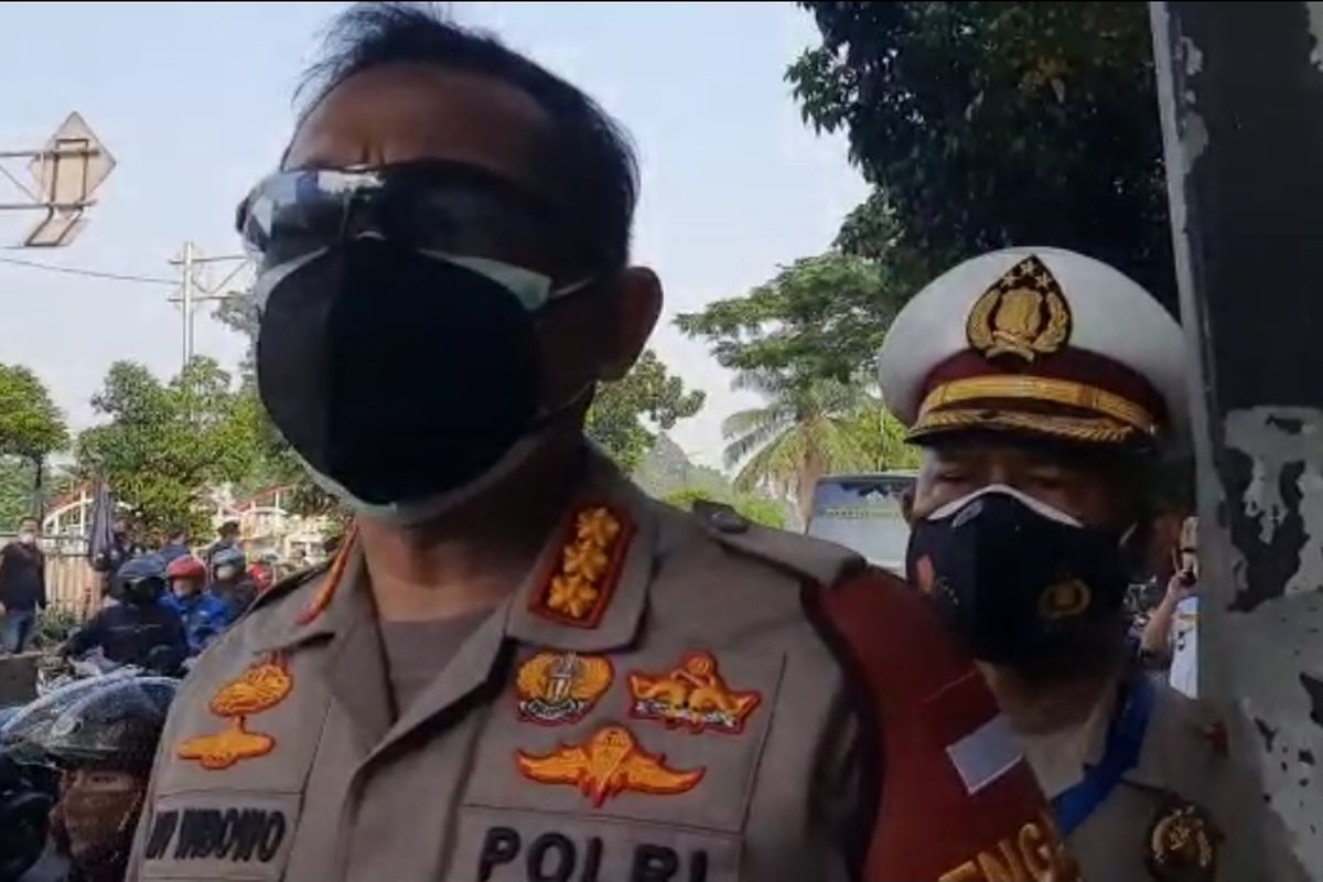 Kapolres Jakarta Barat Kombes Ady Wibowo meninjau langsung pelaksanaan penyekatan Jalan Daan Mogot dalam rangka ppkm darurat pada Selasa (6/7/2021)