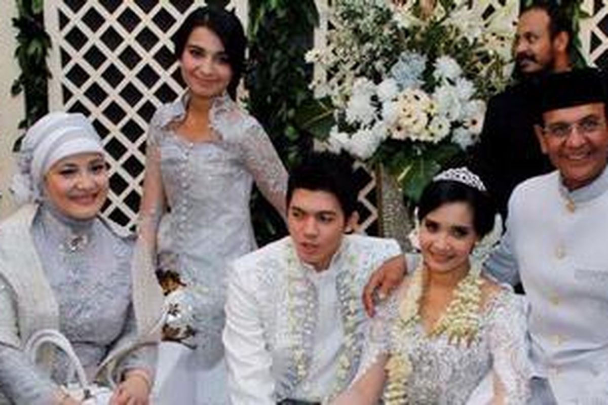 Usai menjalani akad nikah di Masjid Al-Bina, Senayan, Jakarta, Sabtu (15/1/2011), pasangan pengantin Irwansyah dan Zaskia Sungkar mengadakan jumpa pers bersama keluarga Zaskia--Fenny Bauty (ibu, kiri), Shireen Sungkar (adik, belakang), dan Mark Sungkar (ayah, kanan).  