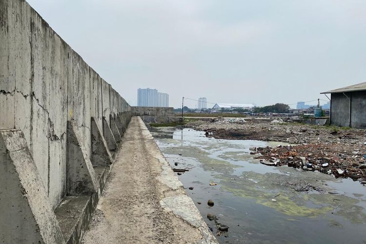 Tanggul laut Muara Baru di Penjaringan, Jakarta Utara pada Senin (28/11/2022). Sebelum ditinggikan hingga mencapai 2 meter, tanggul ini kerap kali jebol dan menyebabkan air laut tumpah ke daratan. 