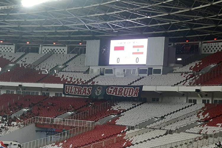 Spanduk besar bertuliskan Ultras Garuda terlihat di Stadion Utama Gelora Bung Karno (SUGBK) Senayan, Jakarta, saat timnas U22 Indonesia melakoni laga uji coba internasional melawan Lebanon, Jumat (14/4/2023) malam WIB.