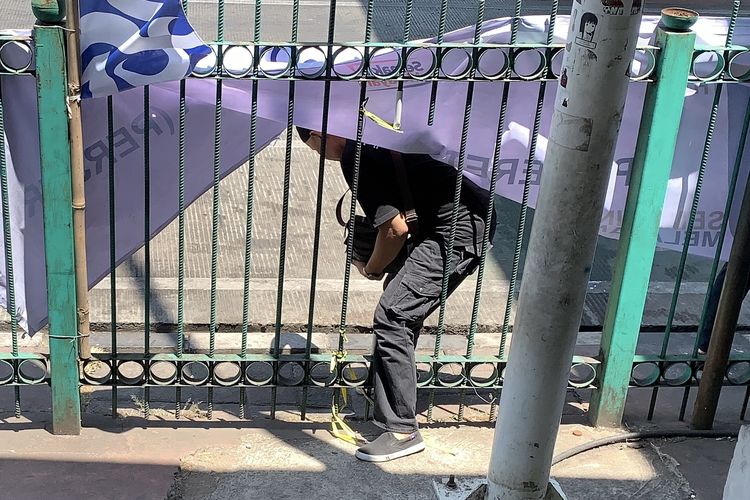Penampakan Pagar Bolong Depan Stasiun Jatinegara yang Jadi Jalan Pintas Warga Menyeberang