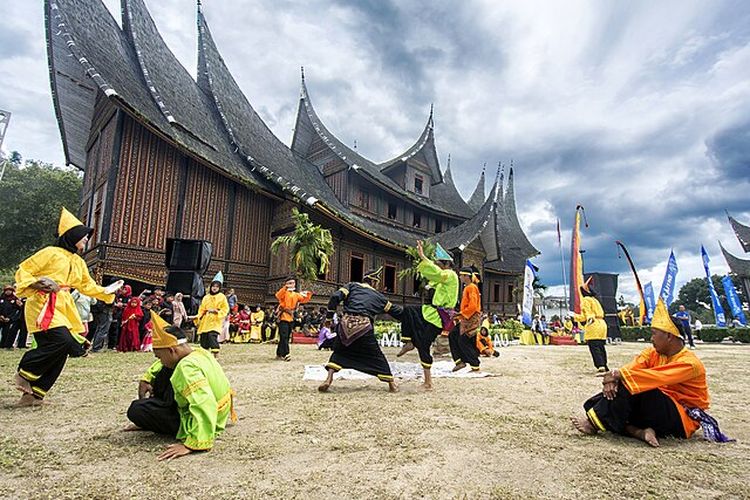 Pertunjukkan Randai, salah satu wisata sejarah dan budaya di Kota Payakumbuh, Sumatera Barat