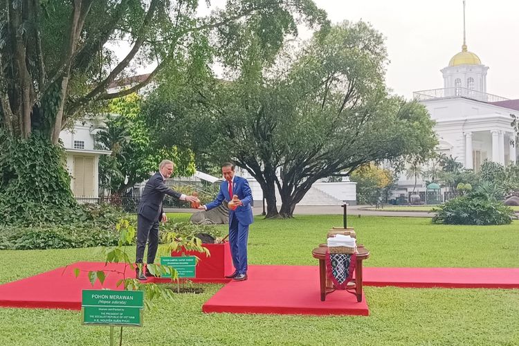 Presiden Joko Widodo dan Perdana Menteri (PM) Republik Ceko Petr Fiala menanam Pohon Kamper di halaman belakang Istana Kepresidenan Bogor, Jawa Barat, pada Selasa (18/4/2022) sore.