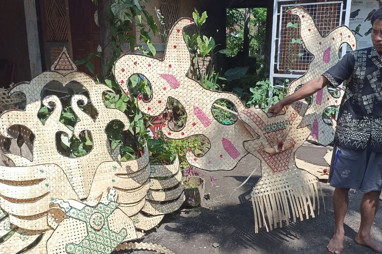 Warga Papring menunjukkan kostum yang ia buat dari anyaman bambu untuk karnaval kemerdekaan.