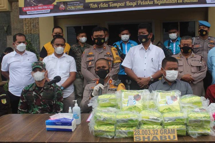 Kapolres Asahan, AKBP Putu Yuhda Prawira bersama jajaran menunjukkan bawang bukri sabu-sabu sebanayk 28 kg milik tersangka NT yang ditangkap saat melarikan diri pada Sabtu (28/8/2021). Polisi masih mengejar dua pelaku lainnya.