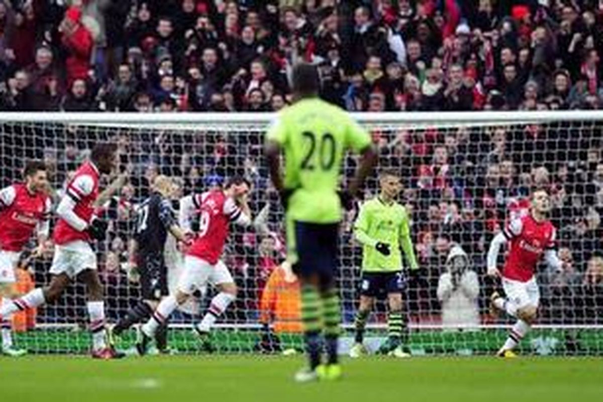 Ekspresi gelandang Arsenal, Santi Cazorla (keempat dari kiri), setelah mencetak gol pertamanya (dari dua) ke gawang Aston Villa, pada lanjutan Premier League, di Emirates, Sabtu (23/2/2013).