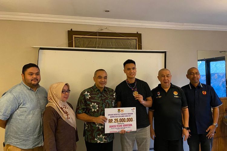 Pebasket Indonesia Agassi Goantara menerima bonus senilai Rp 25.000.000 dari Pengcab Perbasi Kabupaten Tangerang usai mempersembahkan medali emas SEA Games 2021 Vietnam. 