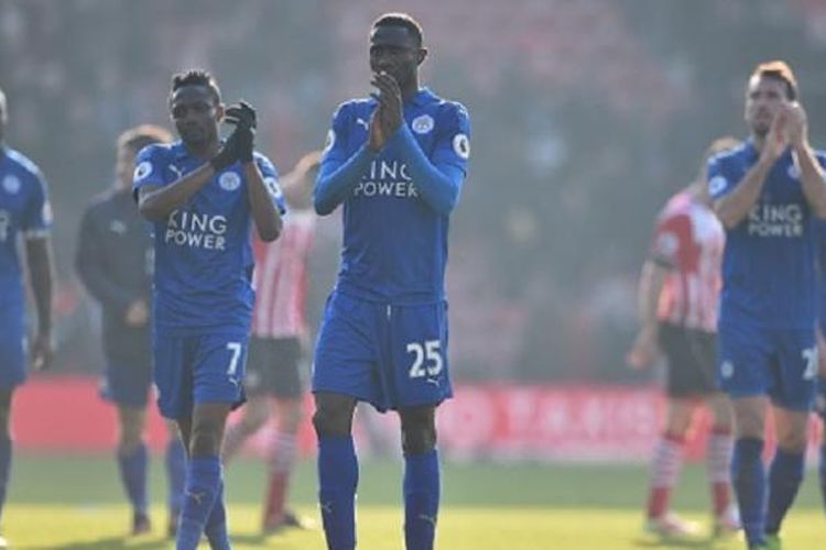 Para pemain Leicester City tampak kecewa seusai mengalami kekalahan 0-3 di kandang Southampton pada lanjutan Premier League, Minggu (22/1/2017).