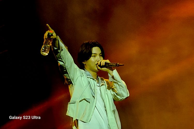 Potret Suga BTS ketika konser di Indonesia. Foto ini diambil oleh kamera Galaxy S23 Ultra.