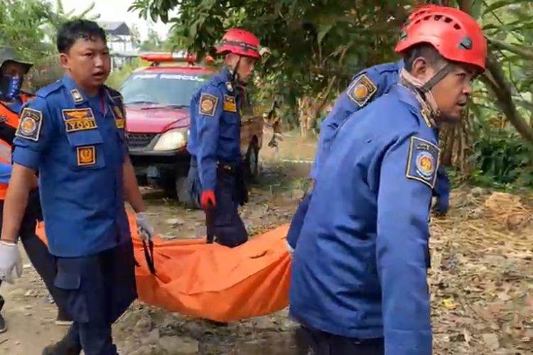 Mayat tanpa identitas ditemukan di pintu air PLTA kampung Cikuya, Rt2/5, Desa Tenjo Jaya, Kecamatan Cibadak, Kabupaten Sukabumi, Jawa Barat pada Jumat (23/8/2024) pagi.