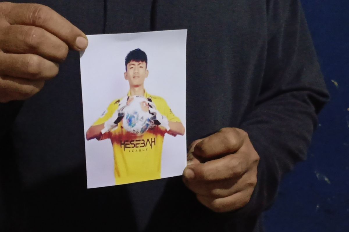 Imas Siti Rohana dan Dedi Solehudin (menggunakan jaket jeans) ayah Rizki Nur Fadhila (18) seorang remaja asal Kecamatan Dayeuhkolot, Kabupaten Bandung, Jawa Barat, yang menhadi korban TPPO, saat ditemui di kediamannya, Selasa (18/11/2025)