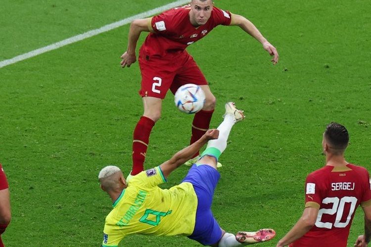 Penyerang Brasil (kuning) Richarlison saat mencetak gol kedua pada pertandingan Grup G Piala Dunia 2022 Qatar antara Brasil vs Serbia di Stadion Lusail di Lusail, utara Doha pada Kamis 24 November 2022.