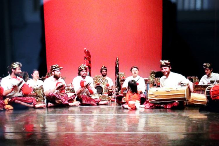 Sekar Jagat Indonesia (SJI Paris) dan Grup Gamelan Puspa Warna menampilkan seni tari dan Gamelan Bali yang bertajuk Spectacle exceptional avec de danseuse et musicians des association SJI et Puspa Warna, Minggu (25/3/2018) pukul 15.00 di Ferme Du Mousseau, Elancourte, Perancis.