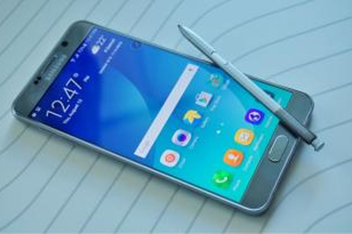 Galaxy Note 5 dengan Stylus S Pen
