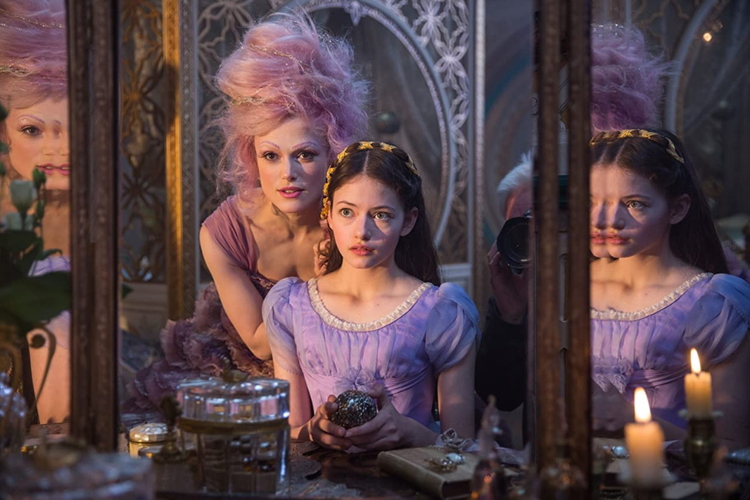 Keira Knightley dan Mackenzie Foy dalam film fantasi The Nutcracker and the Four Realms (2018).