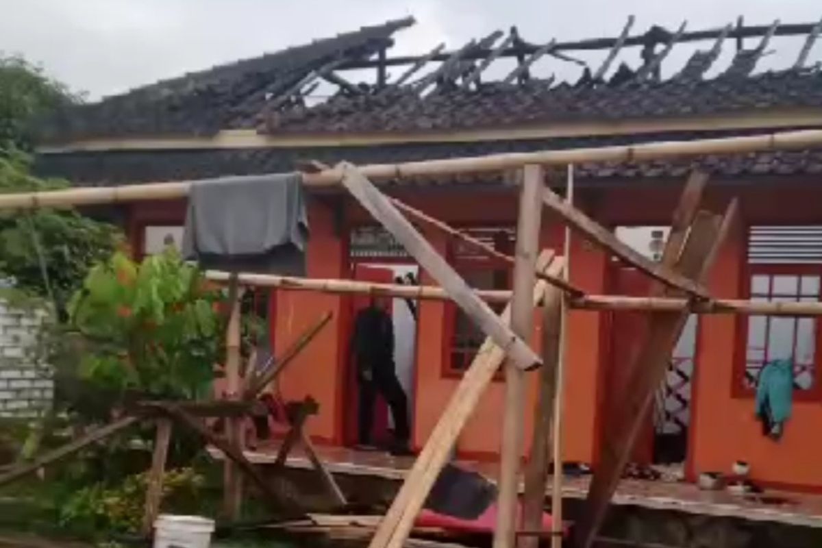TERBAKAR: Pondok Pesantren di Kecamatan Sariwangi, Kabupaten Tasikmalaya, Jawa Barat, hangus terbakar hampir seluruhnya diduga akibat koRsleting listrik, Minggu (27/10/2024).