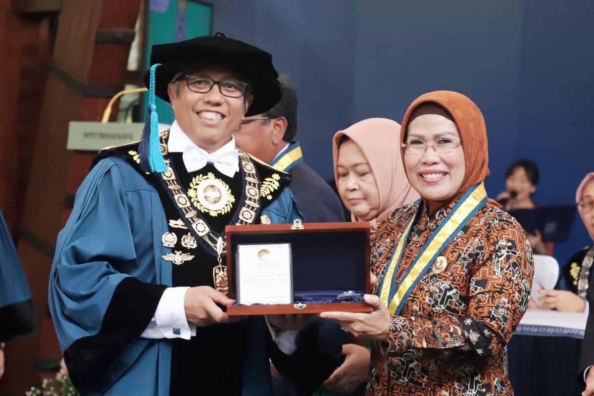 Mantan Bupati Serang periode 2016?2021 dan 2021?2024, Ratu Tatu Chasanah, meraih penghargaan Ganesa Wirya Jasa Utama dari Institut Teknologi Bandung (ITB) dalam Sidang Senat Terbuka Peringatan 105 Tahun Pendidikan Tinggi Teknik di Indonesia, Bandung, Jawa Barat, Kamis (3/7/2025). 