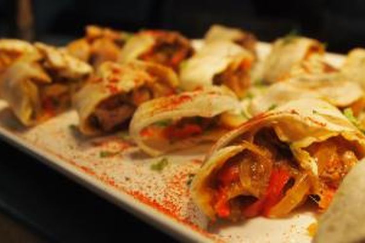 Chicken Kathi Roll, potongan daging ayam yang dipanggang lalu ditumis dengan beragam bumbu yang kemudian digulung dengan roti tortila