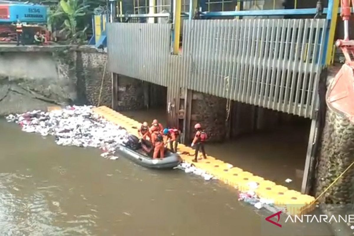 Tangkapan layar dari video evakuasi jasad pencari cacing Aditya (21) yang hanyut terserat Sungai Ciliwung, ditemukan sudah meninggal dunia tersangkut di Pintu Air Manggarai, Jakarta Selatan, Minggu (13/12/2020) 