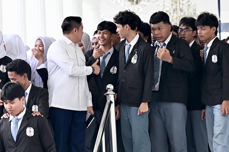 Seskab Letkol TNI Teddy Indra Wijaya menyambut kedatangan siswa sekolah yang berkunjung ke Istana, Jakarta, Selasa (7/4/2026). 