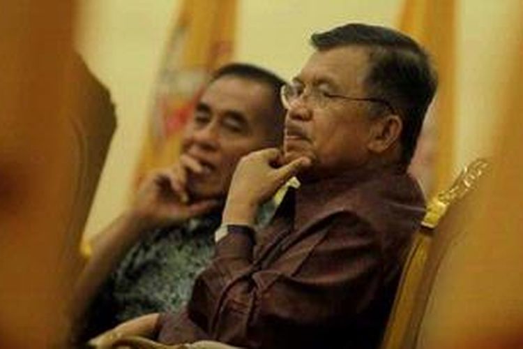 Mantan Wakil Presiden, Jusuf Kalla (kanan) dan Mantan Kepala Staf Angkatan Darat, Riamizard Riacudu, menjadi pembicara dalam dialog nasional di Jakarta, Senin (7/1/2013). Dialog nasional yang dihadiri tokoh angkatan 66 bersamaan memperingati 47 tahun Tritura.
