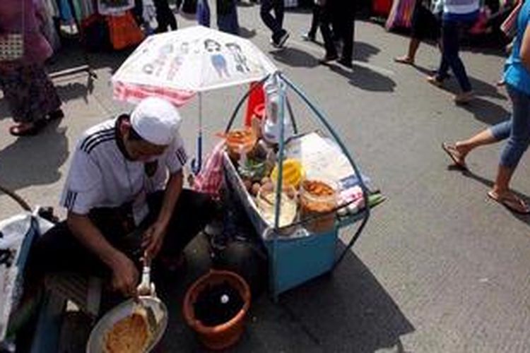 Penjual kerak telor meramaikan acara Festival Palang Pintu di Jalan Kemang, Jakarta, Sabtu (8/6). Festival budaya dan kuliner Betawi tersebut diselenggarakan ke delapan kalinya dalam rangka HUT DKI ke-486. Festival akan berlangsung 8-9 Juni 2013

Kompas/Lucky Pransiska (UKI)
08-06-2013