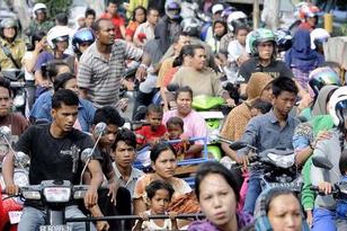 Warga panik menyelamatkan diri saat gempa berkekuatan 8,5 SR mengguncang kawasan Kota Banda Aceh, Rabu (11/4/2012). 
