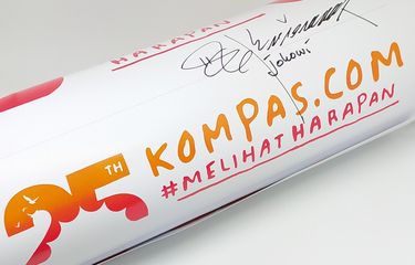 Banner peringatan ulang tahun ke-25 Kompas.com yang ditandatangani Presiden Joko Widodo. Kompas.com didirikan pada 14 September 1995 dan menjadi salah satu perintis media online di Indonesia.