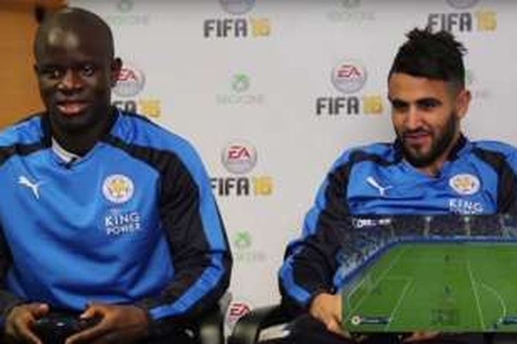 Dua pemain Leicester City, Riyad Mahrez (kanan) dan N'golo Kante, bermain FIFA 16 dalam acara FIFA and Chill yang diselenggarkan oleh Copa 90 pada Rabu (10/2/2016).