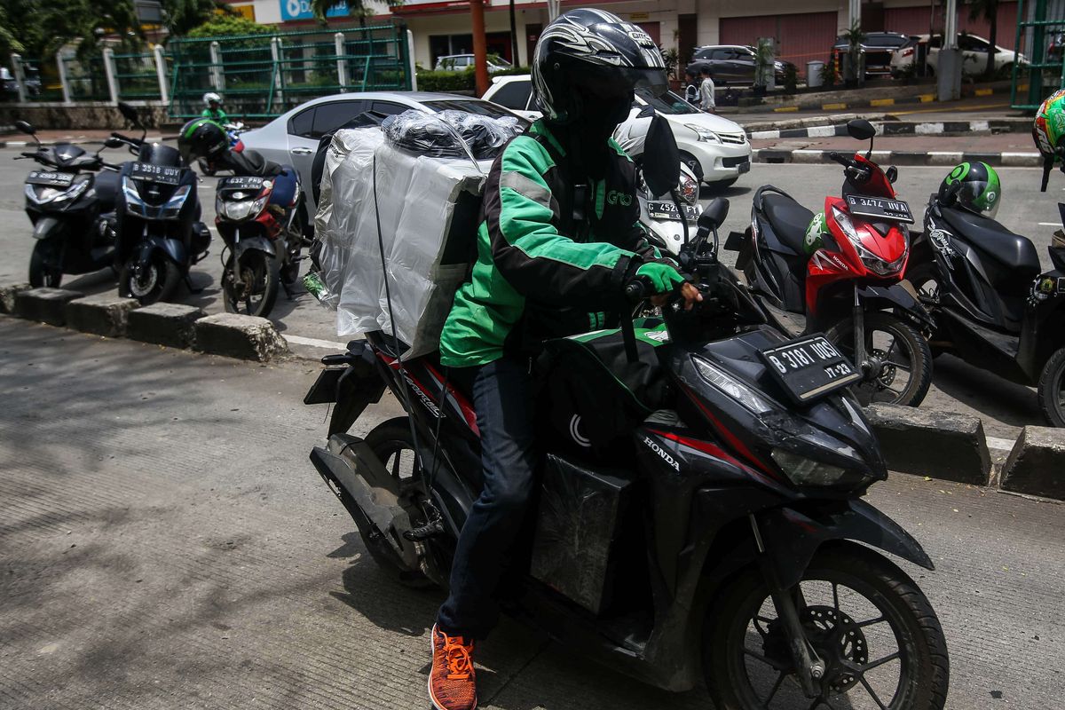 Pengemudi ojek online melintas di Jalan Mangga Dua Raya, Jakarat Pusat, Rabu (11/3/2020). Kementerian Perhubungan (Kemenhub) akan menaikkan tarif ojek online.