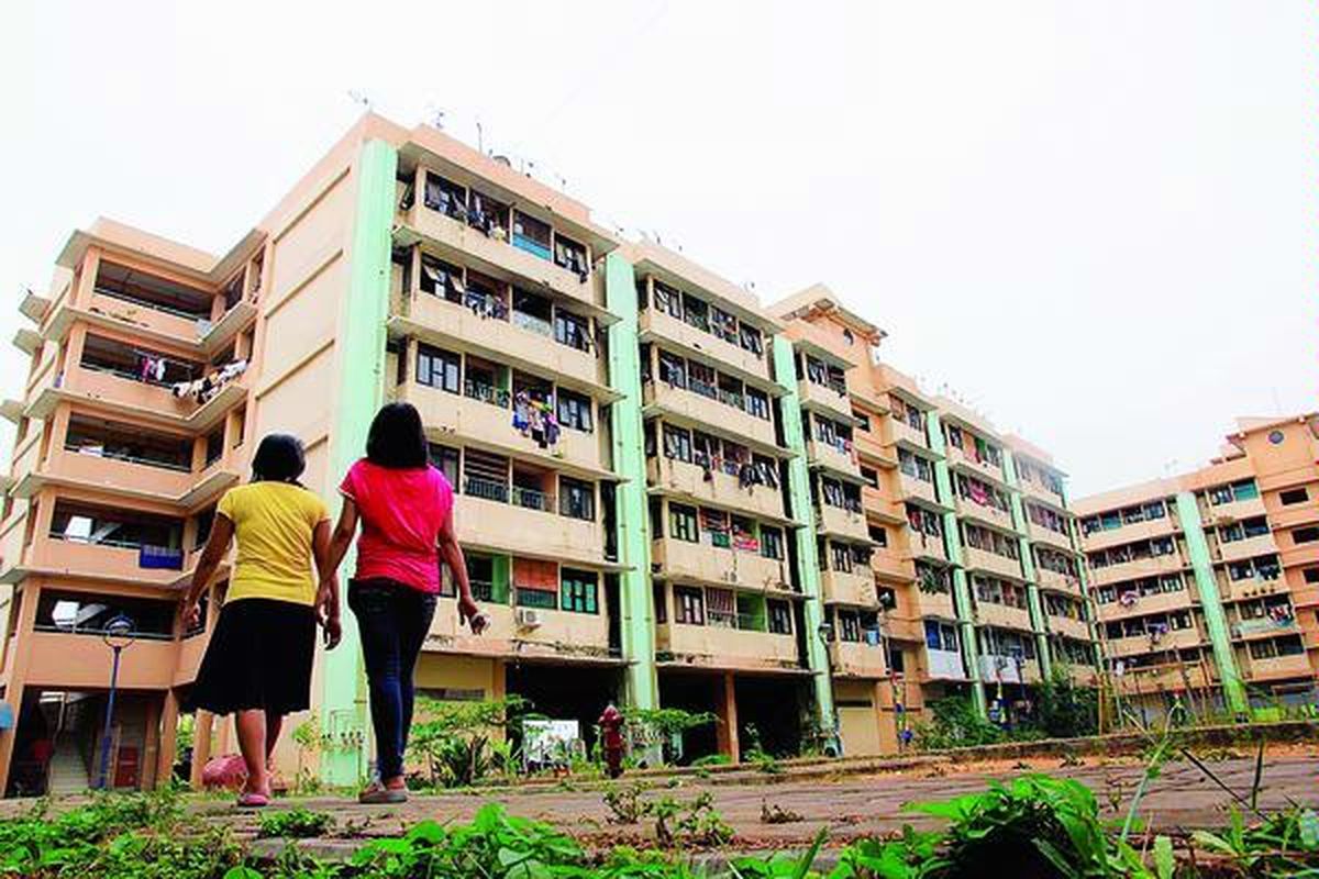 Warga beraktivitas di antara tower-tower Rumah Susun Marunda, Jakarta Utara, Senin (22/10). Selain ketiadaan sarana umum, seperti pasar, puskesmas, dan sekolah, penghuni menghadapi kerusakan fasilitas. Sebanyak 1.900 unit dari 2.600 unit  rumah belum terhuni sejak rampung dibangun tahun 2007-2009.